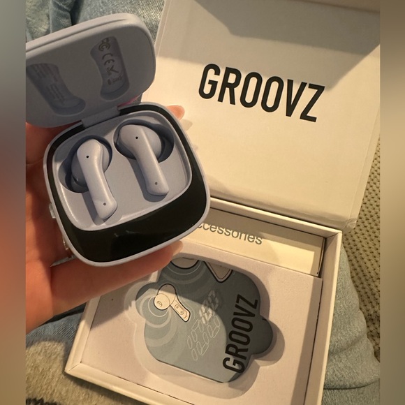 GROOVZ True Wireless In Ear Earbuds with Charging Case - Picture 3 of 3